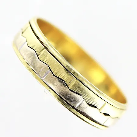 Ring tvåfärgad stl:18¼, bredd ca 5mm. 14K Vikt: 3 g