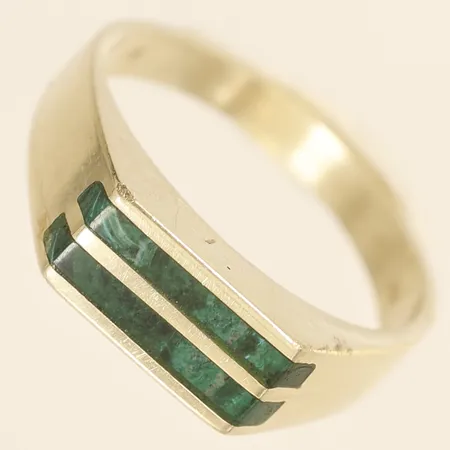 Klackring med malakit stl:18, bredd 5,8mm, 14K  Vikt: 4,7 g