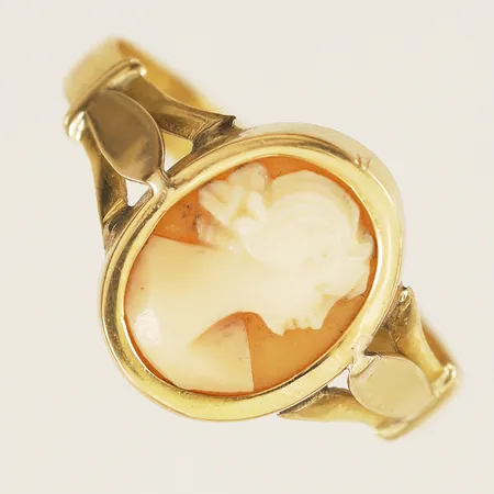 Ring med kamé stl:19½ bredd 3mm gravyr 18K Vikt: 2,2 g