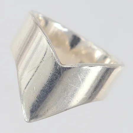 Ring stl:17½ bredd 8-15mm silver 925/1000  Vikt: 6,1 g