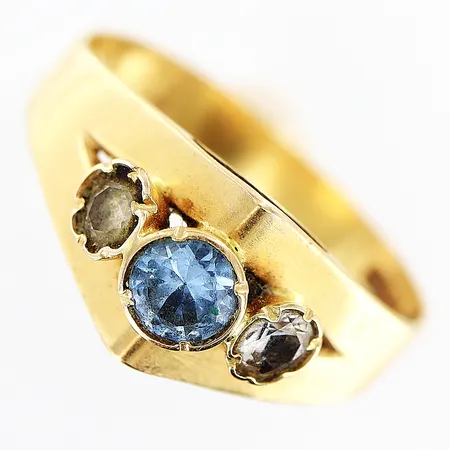 Ring med stenar stl:19, bredd framtill ca 9mm, 18K Vikt: 3,4 g