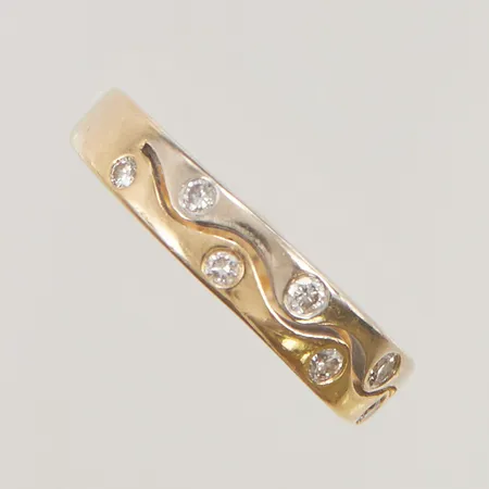 Ring med diamanter 7x ca 0,03ct stl:17½ bredd 4mm 18K 3,7g.