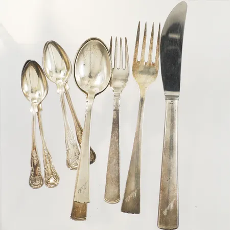 7 skedar 2 gafflar 1 kniv med blad i rostfritt stål gravyr silver bruttovikt 221,5g Vikt: 221,5 g