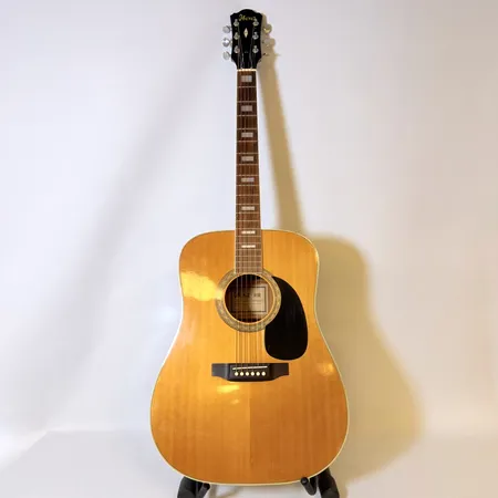 Akustisk gitarr, Ibanez Vintage, modellnr 268, stötskada på bakresida av hals, i övrigt bra skick, med case Skickas med Bussgods eller PostNord