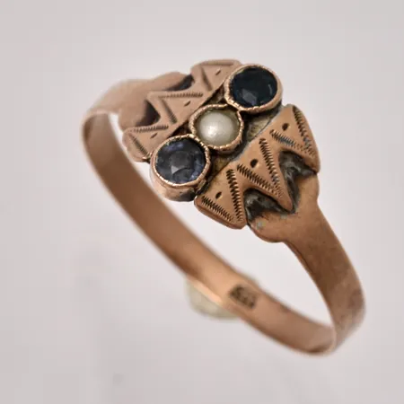 Ring stl:17, bredd 2,2-8,7mm, 2st blå stenar 1st pärla, 8K, 1,14g.