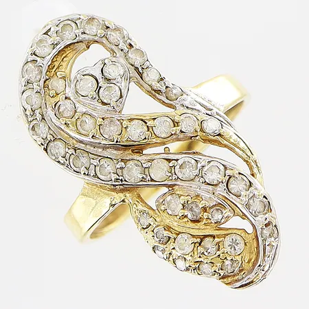 Ring med vita stenar stl:17½  bredd 2-28mm, skev skena, 18K.  Vikt: 4,7 g