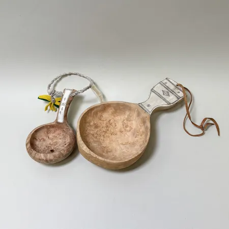 2 Kåsor i trä, samiskt hantverk, 11/18cm.