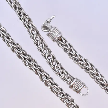 Kedja längd 54,5 cm, bredd 8 mm saknar lås silver 830/1000. Vikt: 98,7 g