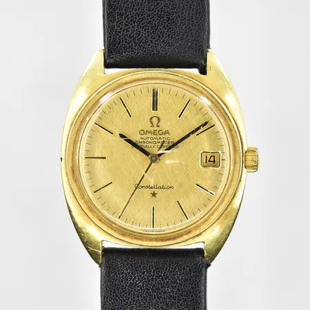 Herrur Omega Constellation 18K, automat, Ø34mm, refnr B.A. 168.009, serienr 25.362.790, cal 564, datum, repigt plexiglas, behov av service, läderband ej original, fungerade vid testtillfället, garanticertifikat från Hansen og Sønn Norge år 1969, defekt originalbox. bruttovikt 60,5g