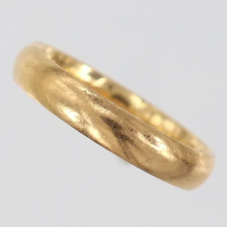Ring Schalin slät stl:19 bredd 3,8mm gravyr 18K.  Vikt: 4 g