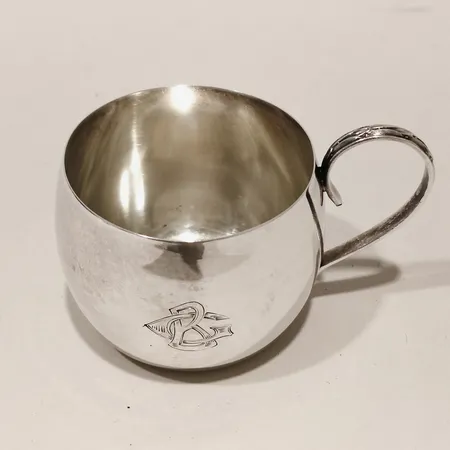 Punschbägare med handtag höjd 35mm Ø45mm Guldsmedsaktiebolaget Stockholm år 1957, mindre buckla silver Vikt: 26,3 g