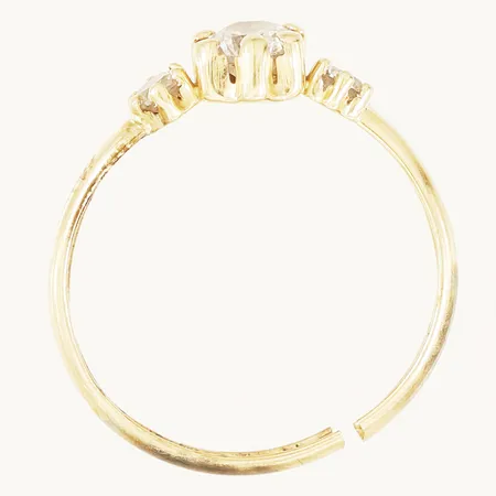 Ring med vit sten stl: 18, bredd 6,2mm defekt 18K Vikt: 1 g