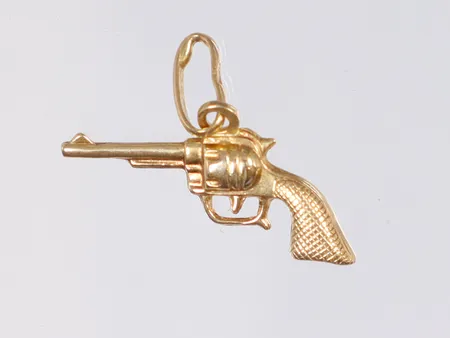 Hänge i form av Revolver 17x18mm 18K Vikt: 0,5 g