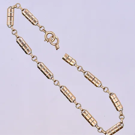 Armband längd 18 cm, bredd 4 mm trasig 18K. Vikt: 4,8 g