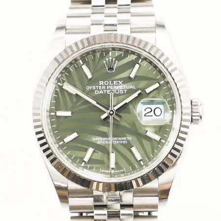 Herrur Rolex Oyster Perpetual Datejust stål automatisk ref-nr:126234 serie-nr:7D366436 kaliber:3235 verk-nr:73C1C574 boett-nr:2080 Ø36mm vitguldsring armband ca 19,5cm manual box ytterkartong certifikat 2023.