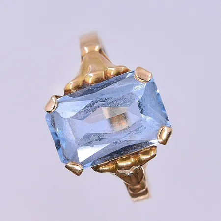 Ring med ljusblå sten stl:17¾, bredd 2-12 mm 18K. Vikt: 3,3 g