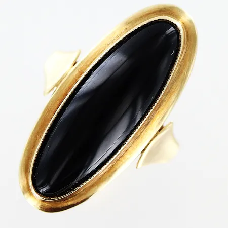 Ring med svart sten stl:16, bredd framtill 28mm, skena 1,6mm, 18K  Vikt: 5,6 g