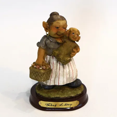 Figurin Trollmor, formgivare Rolf Lidberg, tillverkad av RBA 9000-2434, längd ca: 12,5cm, bredd ca: 7,5cm, med kartong