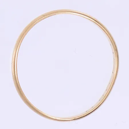 Ring slät stl: 21½ något skev ostämplad 18K Vikt: 3,9 g