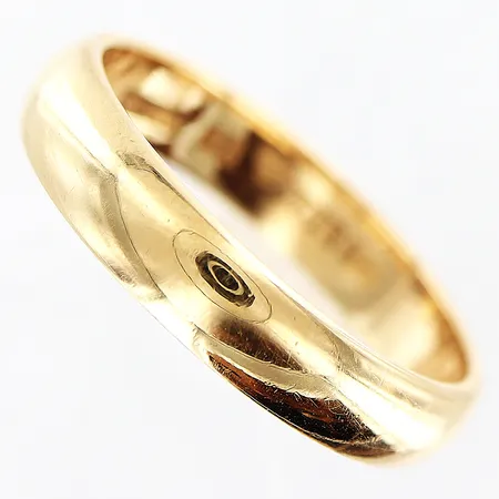 Ring slät stl:18¼, bredd 4mm, gravyr, ytliga repor, 18K Vikt: 4,5 g