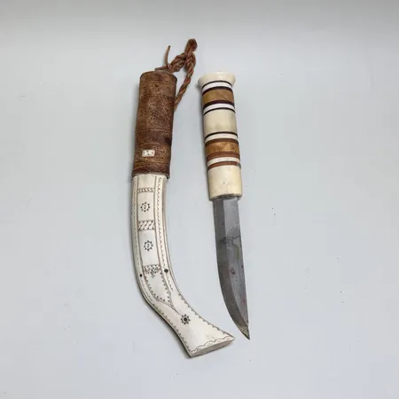 Samekniv Edmund Sunna Larsson längd ca 21cm, bladets längd ca 9cm, slida i ben och läder.