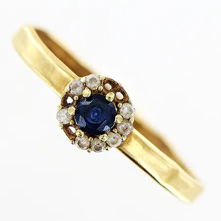 Ring med stenar stl:17, bredd 1,5-6mm, stenar saknas, skev skena, 18K.  Vikt: 0,6 g