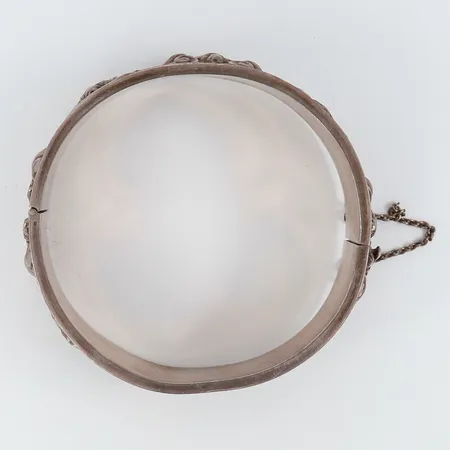 Armring med dekor Ø69mm bredd 22,5mm säkerhetskedja, bucklor sprickor Silver 830/1000.  Vikt: 42,5 g