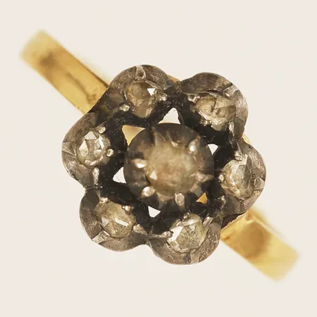 Ring med diamanter totalt 6x0,03ct samt 1x0,06ct stl:16¾ bredd 2,1mm gravyr 18K Vikt: 4,5 g