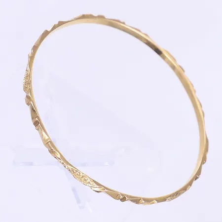 Armring med dekor Ø65mm bredd 2mm otydliga stämplar 18K Vikt: 11,6 g