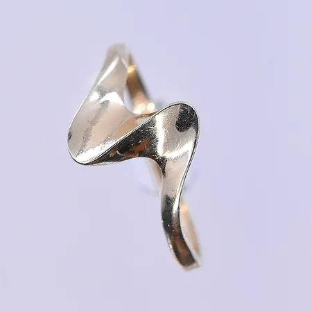 Ring stl:17, bredd 2-6 mm 14K. Vikt: 1,5 g