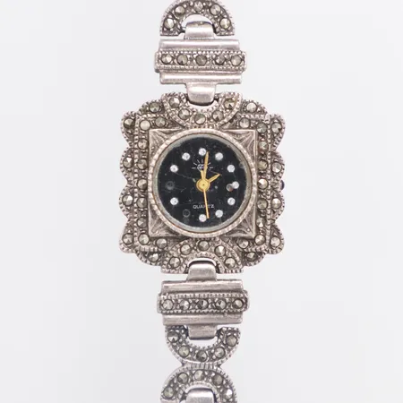 Damur ca Ø14mm quartz markasiter längd ca 17cm, repigt glas, två stenar i uret saknas ligger inuti, krona defekt, står still, 925/1000 silver Vikt: 32,8 g