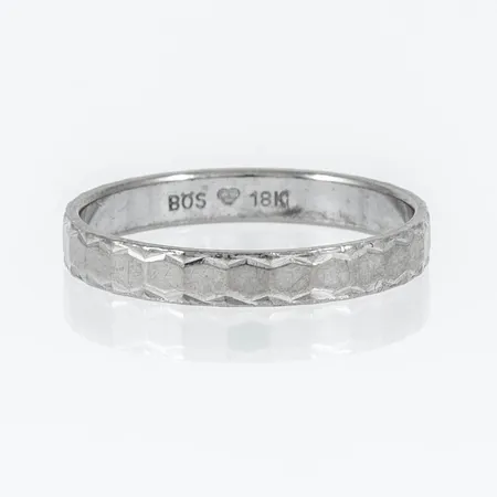 Ring mönstrad stl:17½ bredd 3mm, vitguld 18K 2,4g. 