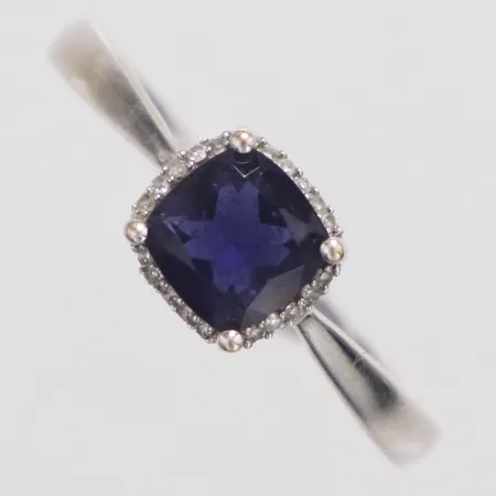 Ring diamanter 20 x ca0,005ct blå sten stl:18¾, bredd 1,8-7,2mm, vitguld, 18K  Vikt: 2,6 g