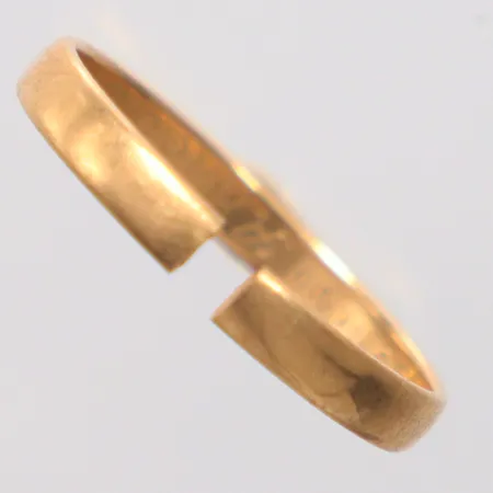 Ring stl. 18½, klippt, gravyr, 18K Vikt: 2,4 g