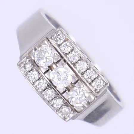 Ring med diamanter totalt o,60ctv enligt gravyr stl:18¼, bredd 4-9mm, tillv. Per W Sköld, Stockholm 1977, vitguld 18K Vikt: 8,1 g