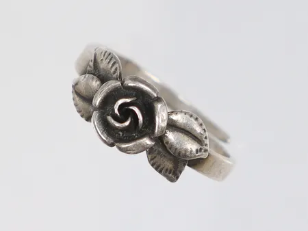 Ring med ros, reglerbar storlek, lite skev silver 925/1000 Vikt: 2,5 g