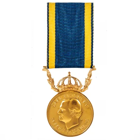 Förtjänstmedalj Carl XVI Gustav För nit och redlighet... Ø27,5mm, namngravyr, 23K, bandfäste i 18K. Vikt inkl. band 15,0g. 