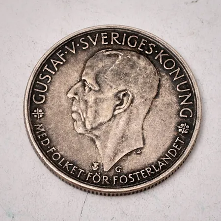 Mynt Gustaf V Sveriges riksdag 500 år 1435-1935, Ø36mm, nominellt värde 5kr, 900/1000 silver, 24,91 g Vikt: 25 g
