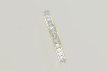 Ring med 18 diamanter 0,20ct, Ø 16¼ mm, bredd 3,8 mm, 18K Vikt: 2,8 g