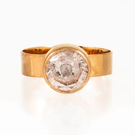 Ring med vit sten (cz) stl:16¼ bredd 4-8,5mm, 18K 2,1g. 