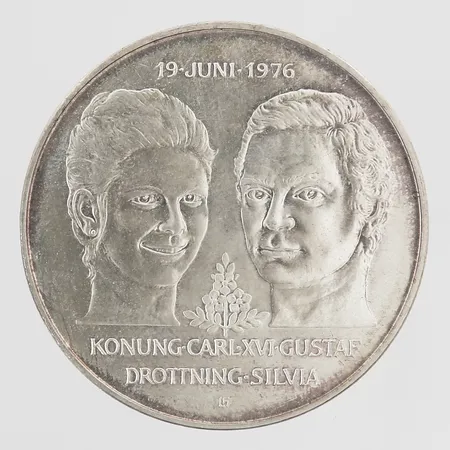 Jubileumsmynt, 50 Kronor , Det kungliga bröllopet, 19 juni, 1976, Ø 31mm, slitage, 925/1000 silver. Vikt: 26,9 g