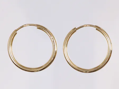 Ett par Örhängen creoler Ø20mm bredd 1,5mm 18K Vikt: 1,4 g