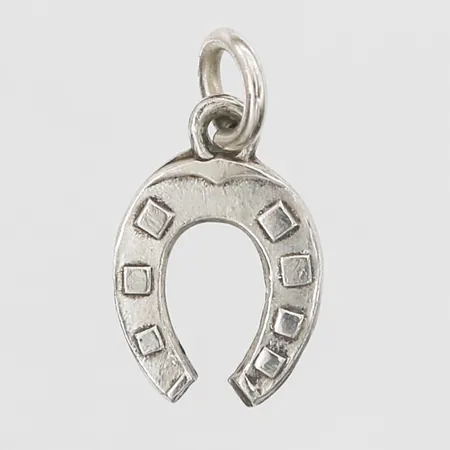 Hänge hästsko längd 17mm, bredd 10mm, hack i ögla, ostämplat silver  Vikt: 0,9 g