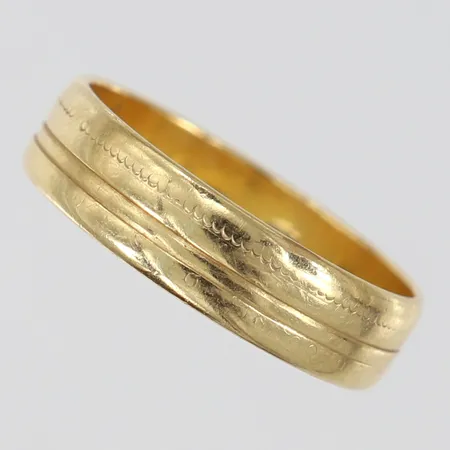 Ring med dekor stl:18½ bredd 5mm oval 18K.  Vikt: 4 g