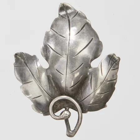 Brosch löv, längd 46mm, bredd 36mm, Victor "Vicson" Janson, år 1954, 830/1000 silver Vikt: 6,1g Vikt: 6,1 g