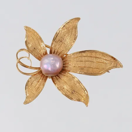 Brosch med odlad pärla 36,5x30mm pärla med slitage 18K. Vikt: 4,3 g