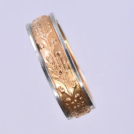 Ring stl:19, bredd 6 mm vitguld/gulguld graverad 18K. Vikt: 7,9 g