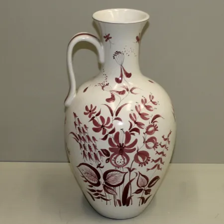 Vas Stig Lindberg, fajans, Gustavsberg Studio, signerad, dekor med blommor och fjärilar, hänkel, höjd 40cm, bruksslitage, krackelerad.