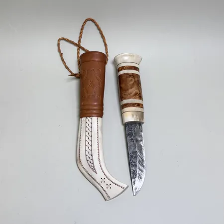 Samekniv längd ca 22cm, bladets längd ca 9cm, slida i ben och läder.