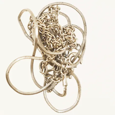 Två kedjor längd 45-52cm skadad, defekt lås 835-925/1000 silver  Vikt: 8,8 g